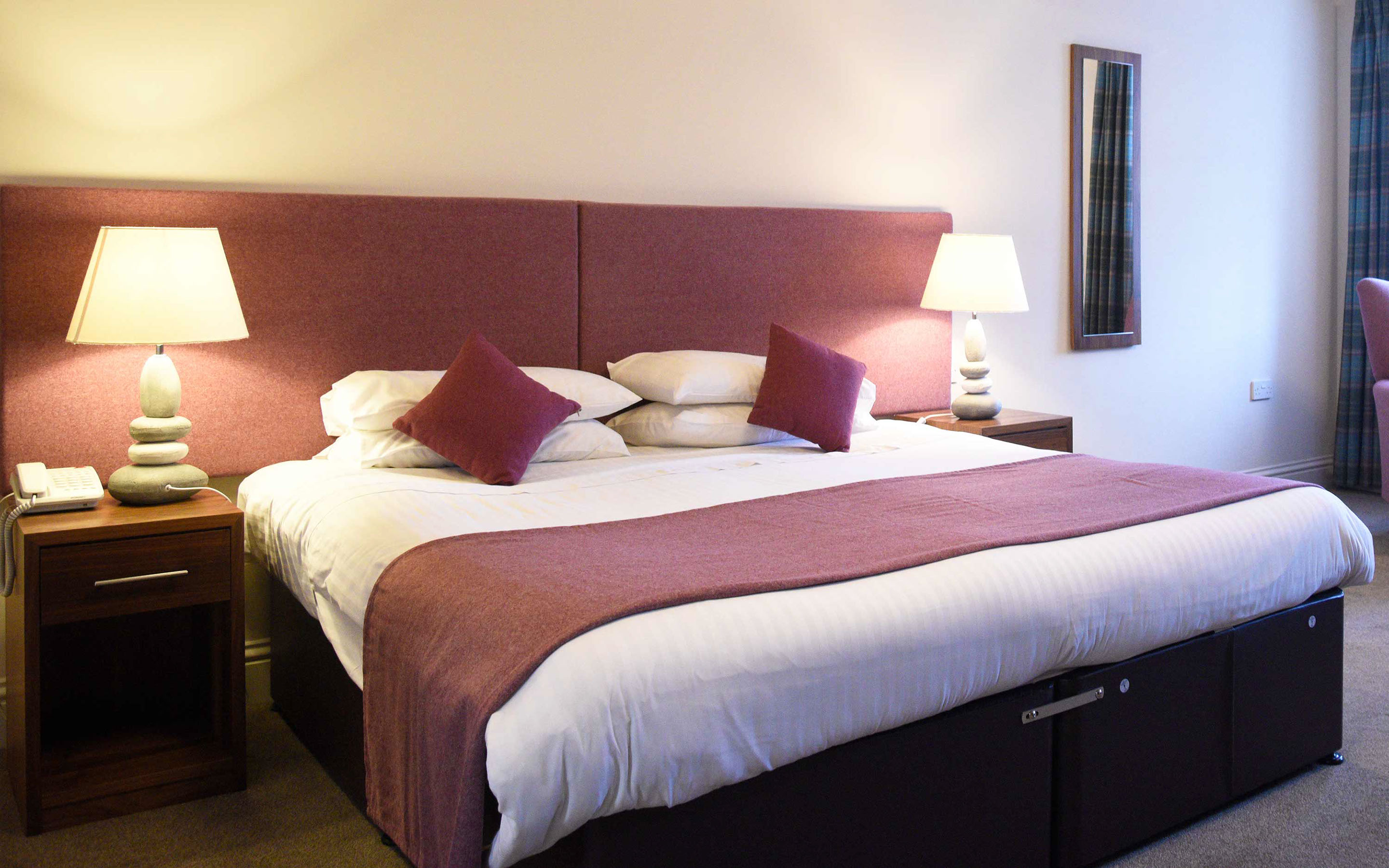 The Royal Hotel in Portree contains luxury double room accommodation with WIFI private parking and freeview TV 