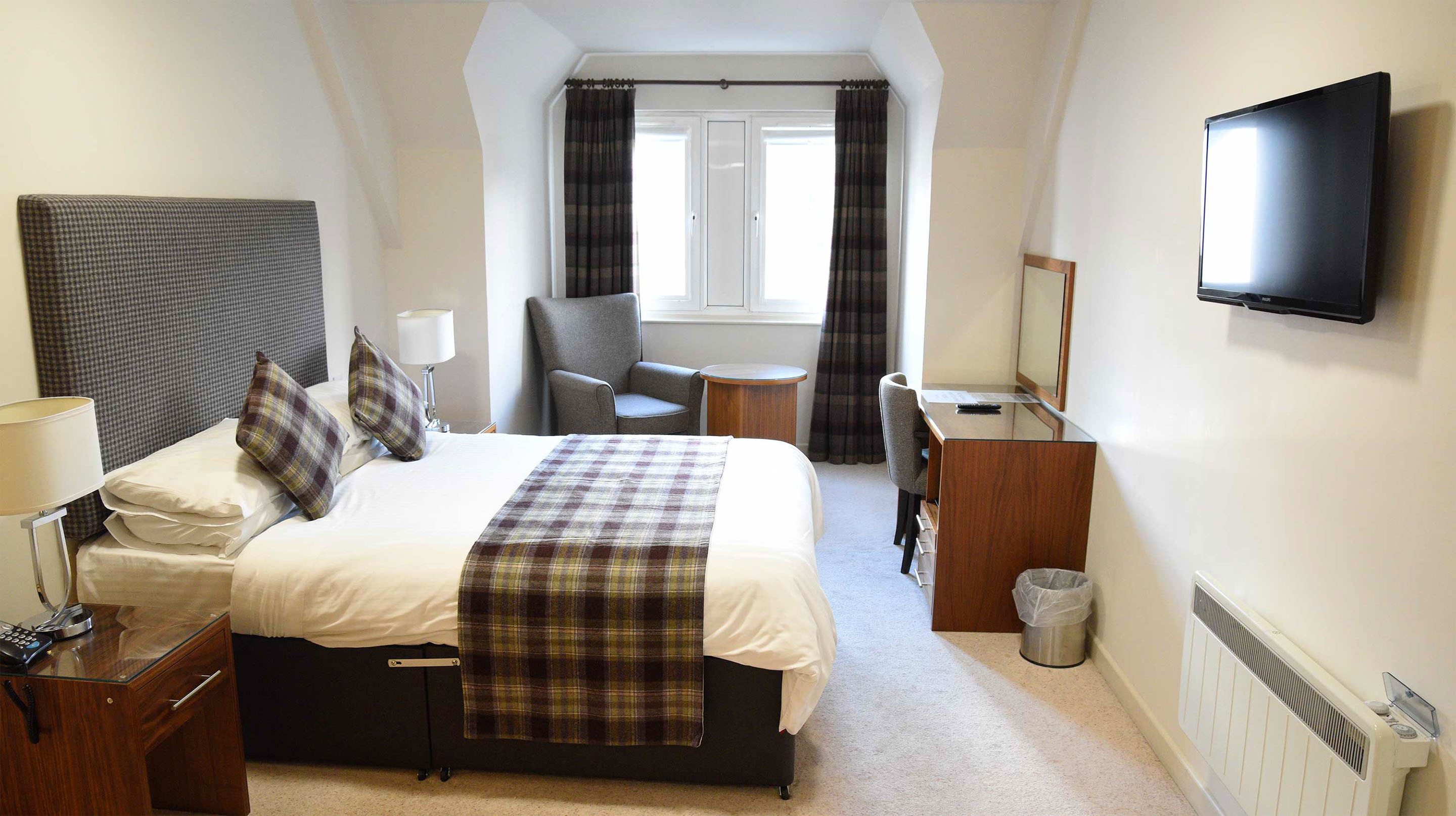 Delux double room accommodation with WIFI en suite private parking and freeview TV at The Royal Hotel in Portree