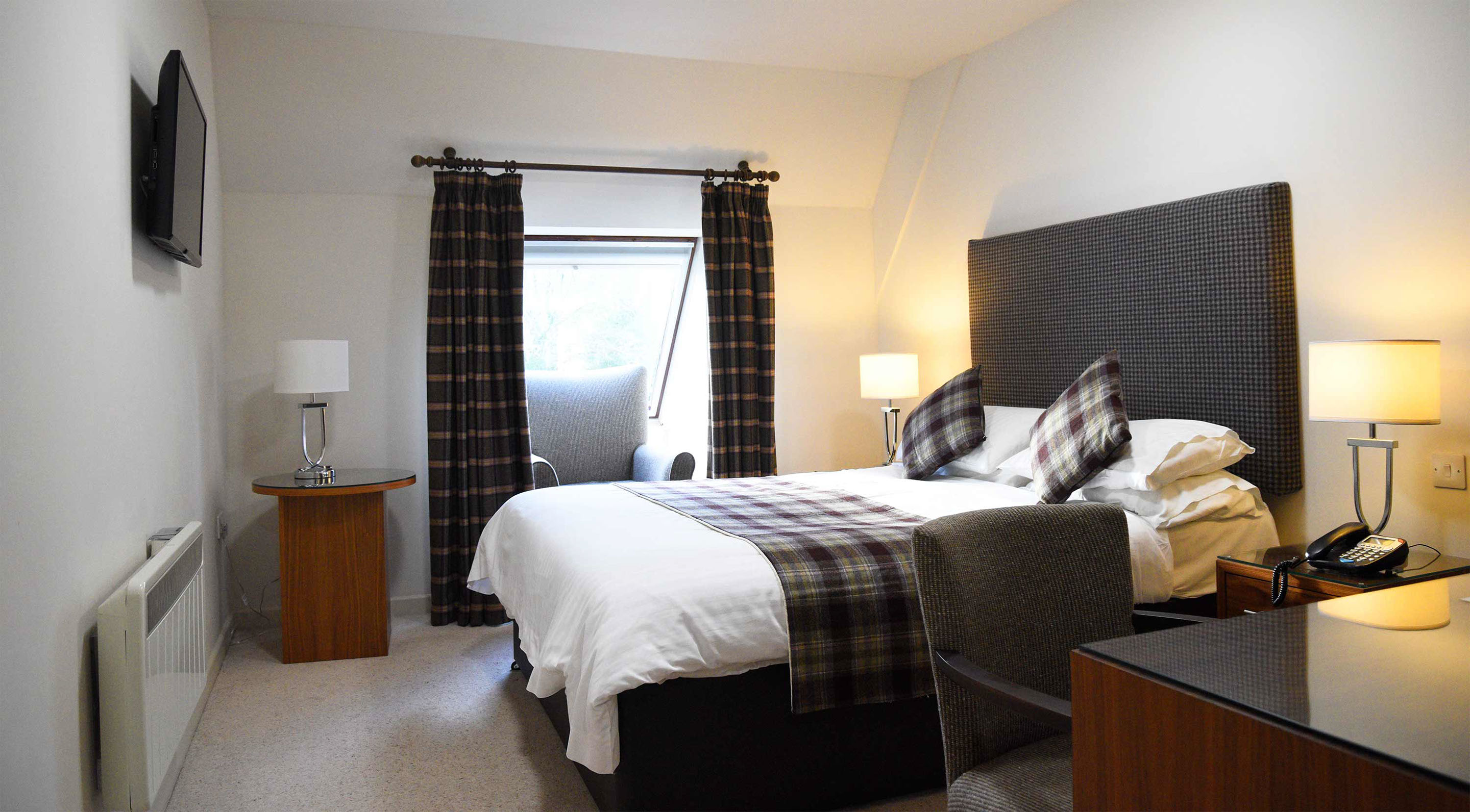 The Royal Hotel is a Portree Hotel with luxury en suite rooms WIFI internet access private parking and Freeview TV