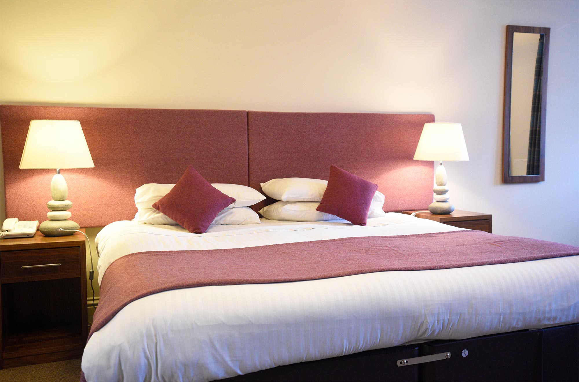 The Royal Hotel in Portree with luxury double twin room accommodation that is en suite with private parking and free WIFI